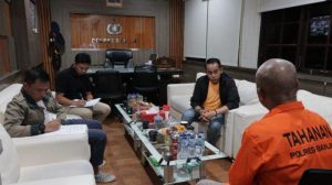 Kapolda Kalsel Irjen Pol Andi Rian Djajadi, saat berbicara dengan pembunuh pria di Desa Mengkauk, Kecamatan Pengaron, Kabupaten Banjar