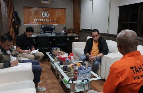 Kapolda Kalsel Irjen Pol Andi Rian Djajadi, saat berbicara dengan pembunuh pria di Desa Mengkauk, Kecamatan Pengaron, Kabupaten Banjar