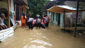 Kabar Siar-Proses evakuasi warga di Kelurahan Kandangan Barat oleh tim gabungan relawan dan BPBD HSS, Minggu (26/3/2023).