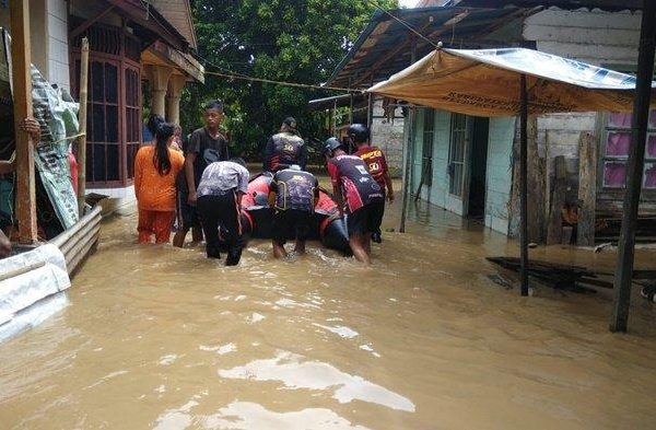 Kabar Siar-Proses evakuasi warga di Kelurahan Kandangan Barat oleh tim gabungan relawan dan BPBD HSS, Minggu (26/3/2023).
