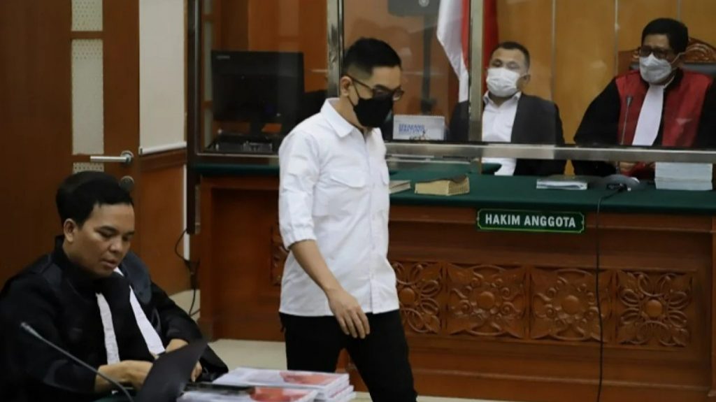 Kabar Siar - Mantan Kapolres Bukittinggi AKBP Dody Prawiranegara dituntut hukuman 20 tahun penjara dan denda Rp2 miliar di kasus peredaran narkoba yang menyeret mantan Kapolda Sumatera Barat Irjen Teddy Minahasa. (Merdeka.com/Rahmat Baihaqi)