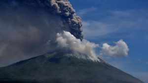 Kabar Siar - Foto: Gunung Api Ili Lewotolok mengeluarkan material vulkanik erupsi di Kabupaten Lembata, NTT, Minggu (29/11).