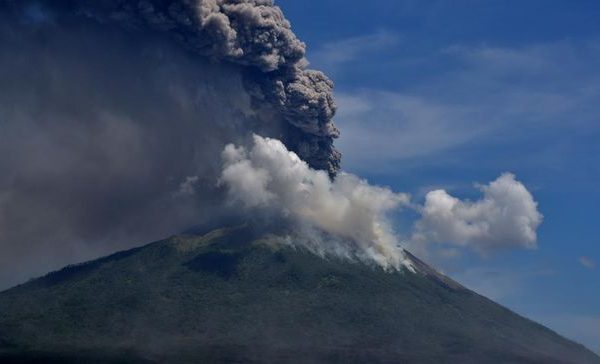 Kabar Siar - Foto: Gunung Api Ili Lewotolok mengeluarkan material vulkanik erupsi di Kabupaten Lembata, NTT, Minggu (29/11).