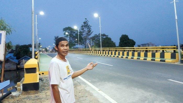 Warga di dekat Jembatan Kembar di Kota Martapura, Kabupaten Banjar, Provinsi Kalimantan Selatan, Jumat (7/4/2023). Artikel ini telah tayang di BanjarmasinPost.co.id dengan judul Jembatan Kembar Dekat Ponpes Darussalam Kota Martapura Sudah Bisa Dilintasi Kendaraan, https://banjarmasin.tribunnews.com/2023/04/08/jembatan-kembar-dekat-ponpes-darussalam-kota-martapura-sudah-bisa-dilintasi-kendaraan. Penulis: Nurholis Huda | Editor: Alpri Widianjono