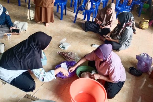 Kader PKK Desa Tirawan Gelar Pelatihan Amplang, Camat Apresiasi Inisiatif