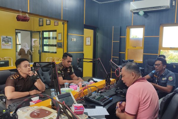 Lewat Talkshow Radio Gema Saija-an Kejari Sosialisasikan Program Jaga Desa