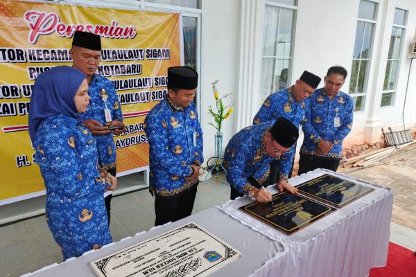 Bupati kotabaru resmikan kantor kecamatan pulau laut sigam
