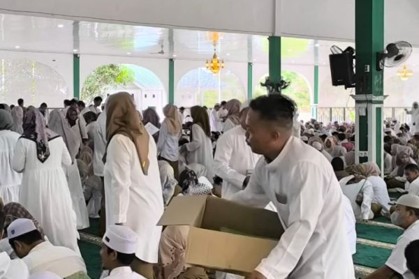 Bupati Zairullah Azhar Bagikan Al-Qur’an dan Dzikir Bersama di Gunung Tinggi