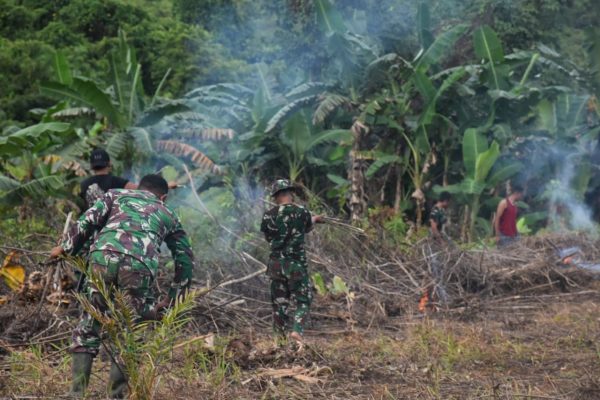 Satgas TMMD Ke-123 bersama Masyarakat Desa Talusi Buka Lahan Tidur