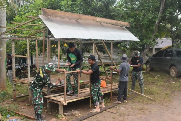 Satgas TMMD Ke-123 Bersama Warga Desa Talusi Rehabilitasi Poskamling