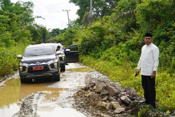 Wakil Bupati Kotabaru Kunjungi Sampanahan, Pemkab Janji Segera Perbaiki Jalan Rusak