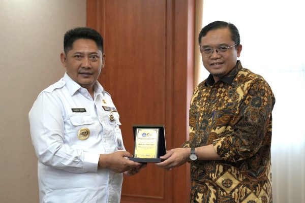 Bang Rizal Dianugerahi Penghargaan Kemendikbudristek atas Dedikasi di Dunia Pendidikan HST