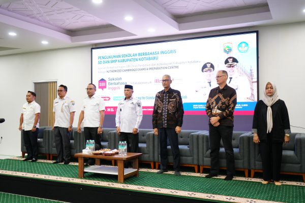 Tingkatkan Mutu Pendidikan,Bupati Kotabaru kukuhkan peserta sekolah berbahasa inggris tingkat SD dan SMP