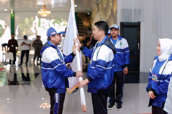 Bupati Andi Rudi Latif Berikan Restu Kontingen Tanah Bumbu ke POPDA 2025