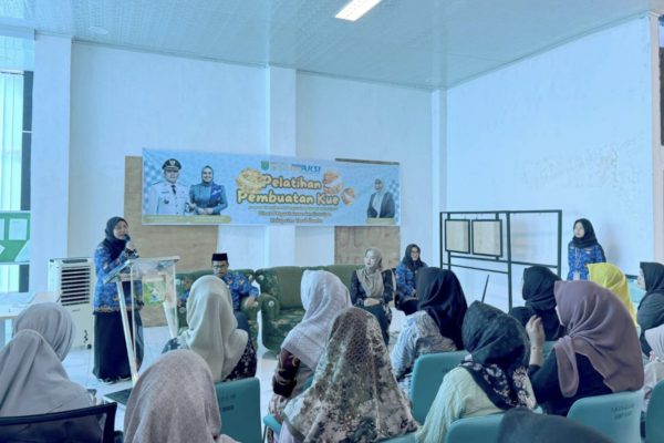 Dinas Perpustakaan Tanah Bumbu Latih Ibu Rumah Tangga Bikin Kue Sus untuk Tingkatkan Keterampilan