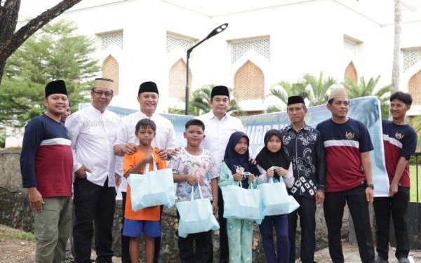 Bupati Tanah Bumbu Turun Langsung Bagikan Daging Kurban dari Presiden Prabowo