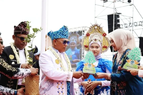 Bupati Kotabaru Dorong Gerakan Hijau Lewat Penggantian Karangan Bunga dengan Bibit Tanaman