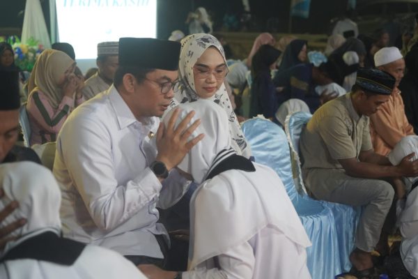 Suasana Haru Warnai Wisuda Santri, Bupati Andi Rudi Latif Lepas Putri Tercinta