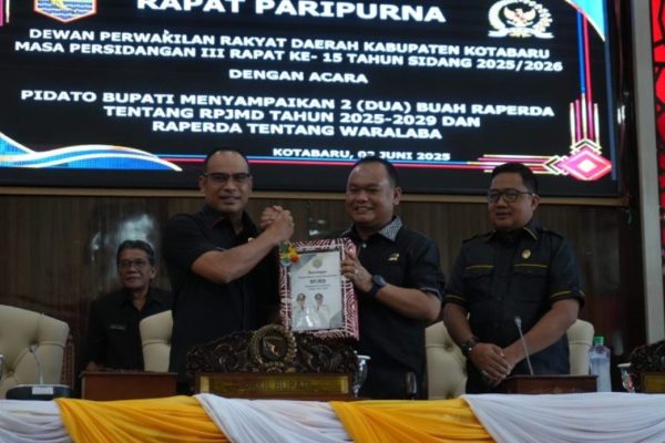Pemkab Kotabaru Serahkan Raperda RPJMD dan Waralaba kepada DPRD