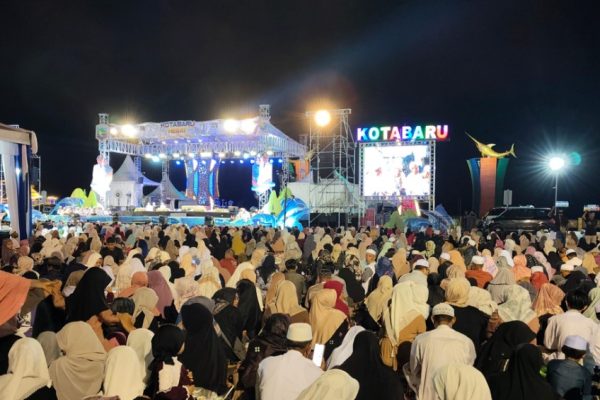 Masyarakat Kotabaru Ramaikan Acara Bersholawat di Siring Laut