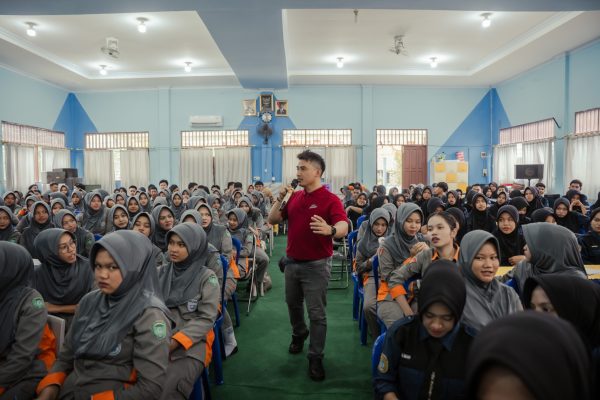 SHE Jhonlin Group Berikan Pembekalan Ilmu Dasar K3LH untuk Siswa SMKN 2 Simpang Empat, Tanah Bumbu Persiapan Magang di Perusahaan