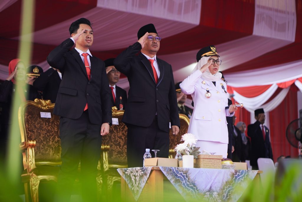 Suara Serenade Iringi Penurunan Bendera di Senja Kemerdekaan Banjarbaru
