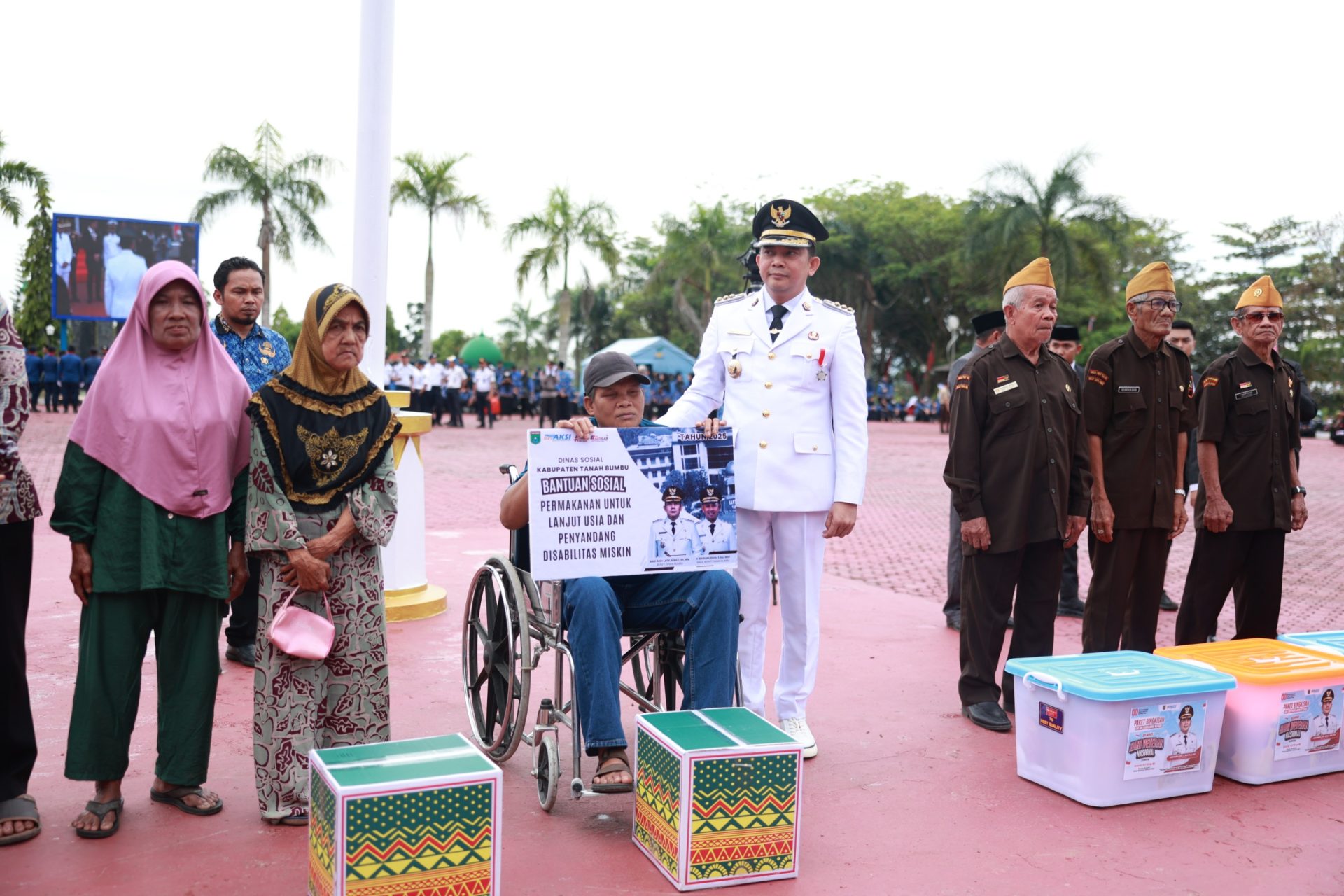 Bupati Andi Rudi Latif Serahkan Bantuan dan Penghargaan di Momen HUT ke-80 RI