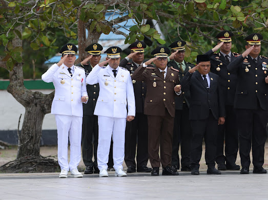 Bupati dan Wabup Tanah Bumbu Ziarah dan Tabur Bunga di TMP Mattone