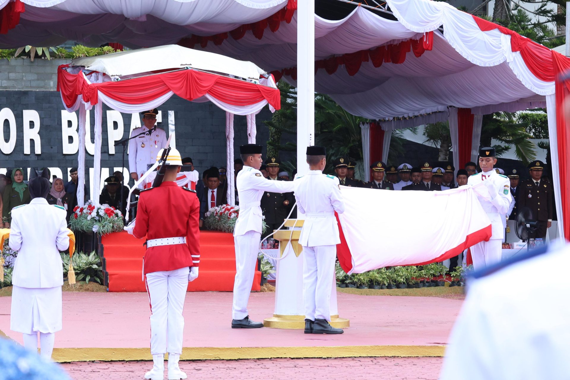 HUT RI ke-80, Upacara Penurunan Bendera di Tanah Bumbu Berlangsung Khidmat