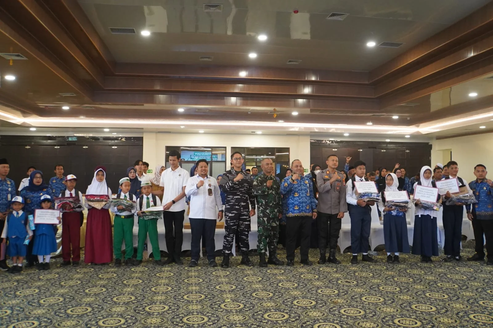 Perkuat Mutu Pendidikan, Pemkab Kotabaru Bagikan Seragam dan Perlengkapan Sekolah