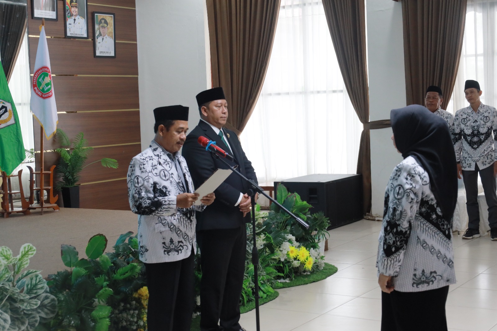 Hj. Noor Hayati Bahrul Ilmi Resmi Dikukuhkan sebagai Ibunda Guru PGRI Barito Kuala