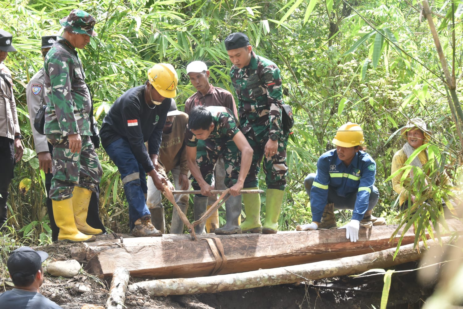 Akses Warga Terputus Akibat Banjir, Kodim 1002/HST Bantu Perbaikan