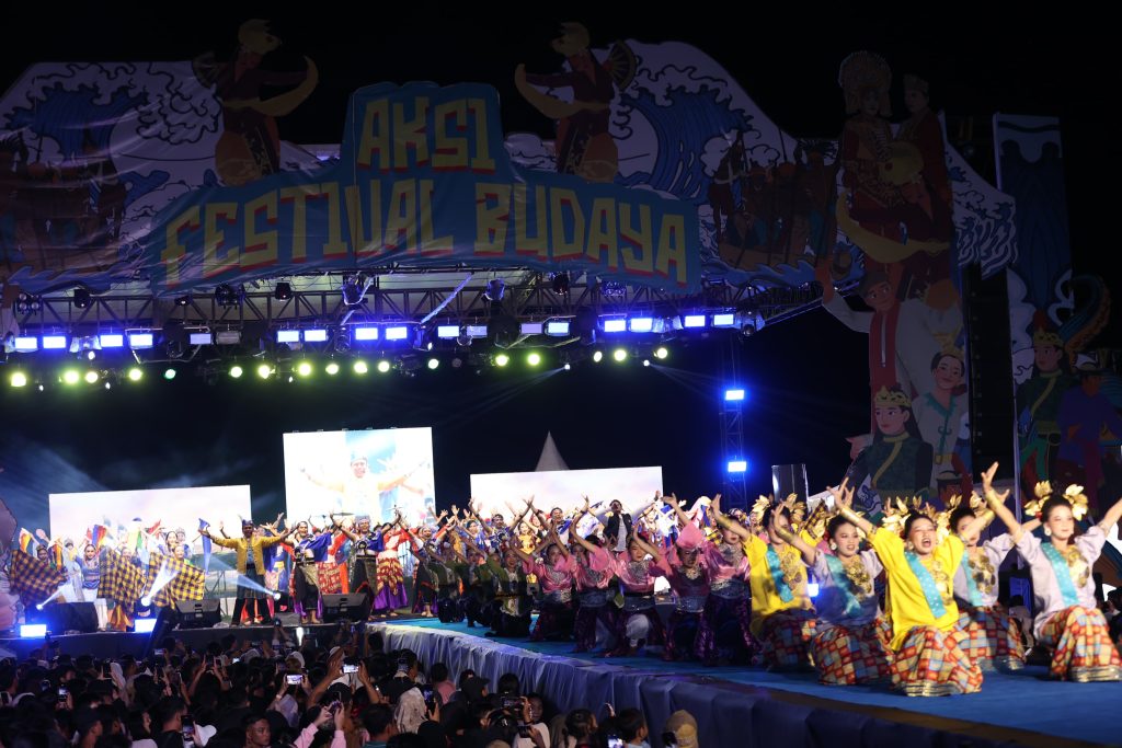 Ribuan Warga Padati Pembukaan Aksi Festival Budaya 2025 Tanah Bumbu