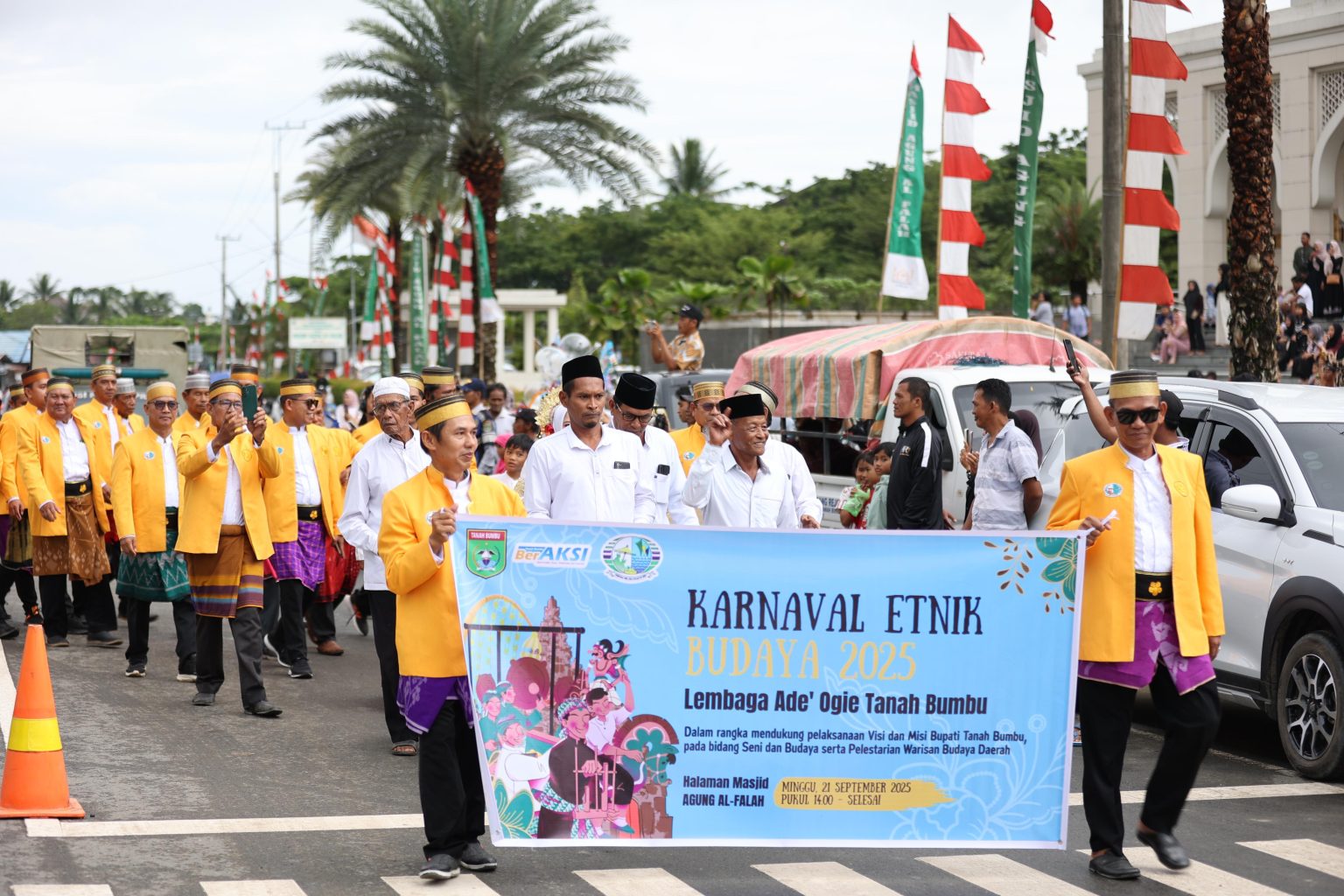 Ribuan Warga Saksikan Karnaval Etnik Budaya Tanah Bumbu 2025