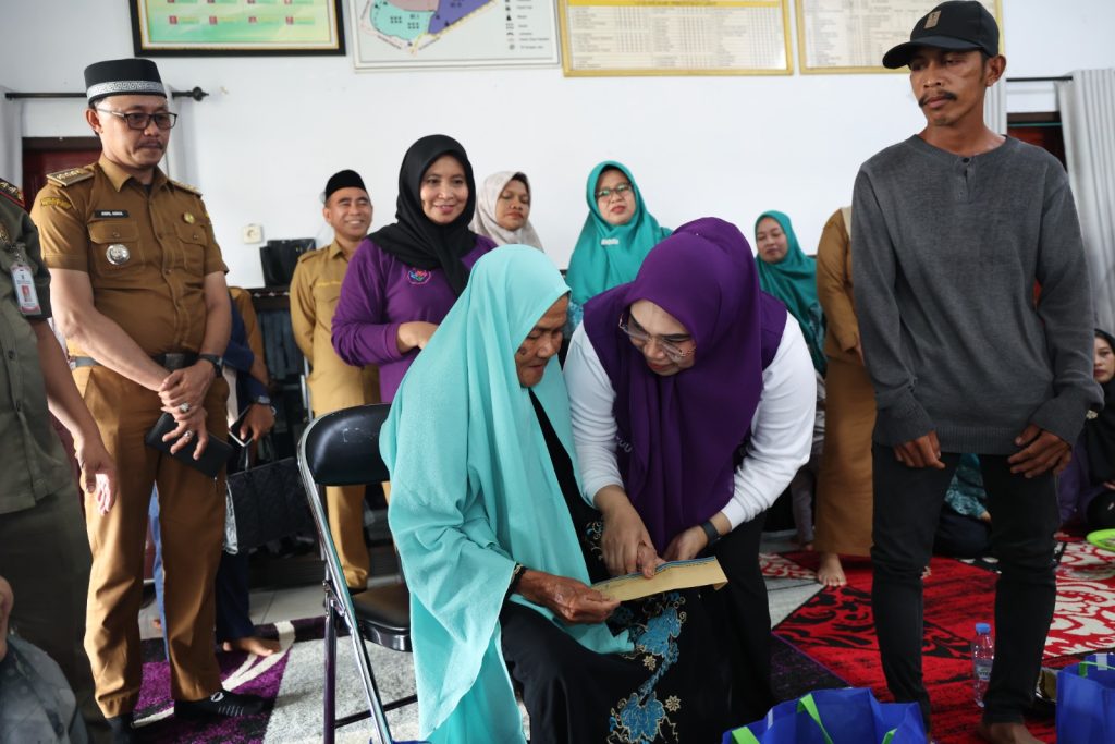 Aksi Peduli dan Berbagi, Posyandu 6 SPM Sentuh Lansia dan Disabilitas di Tanah Bumbu