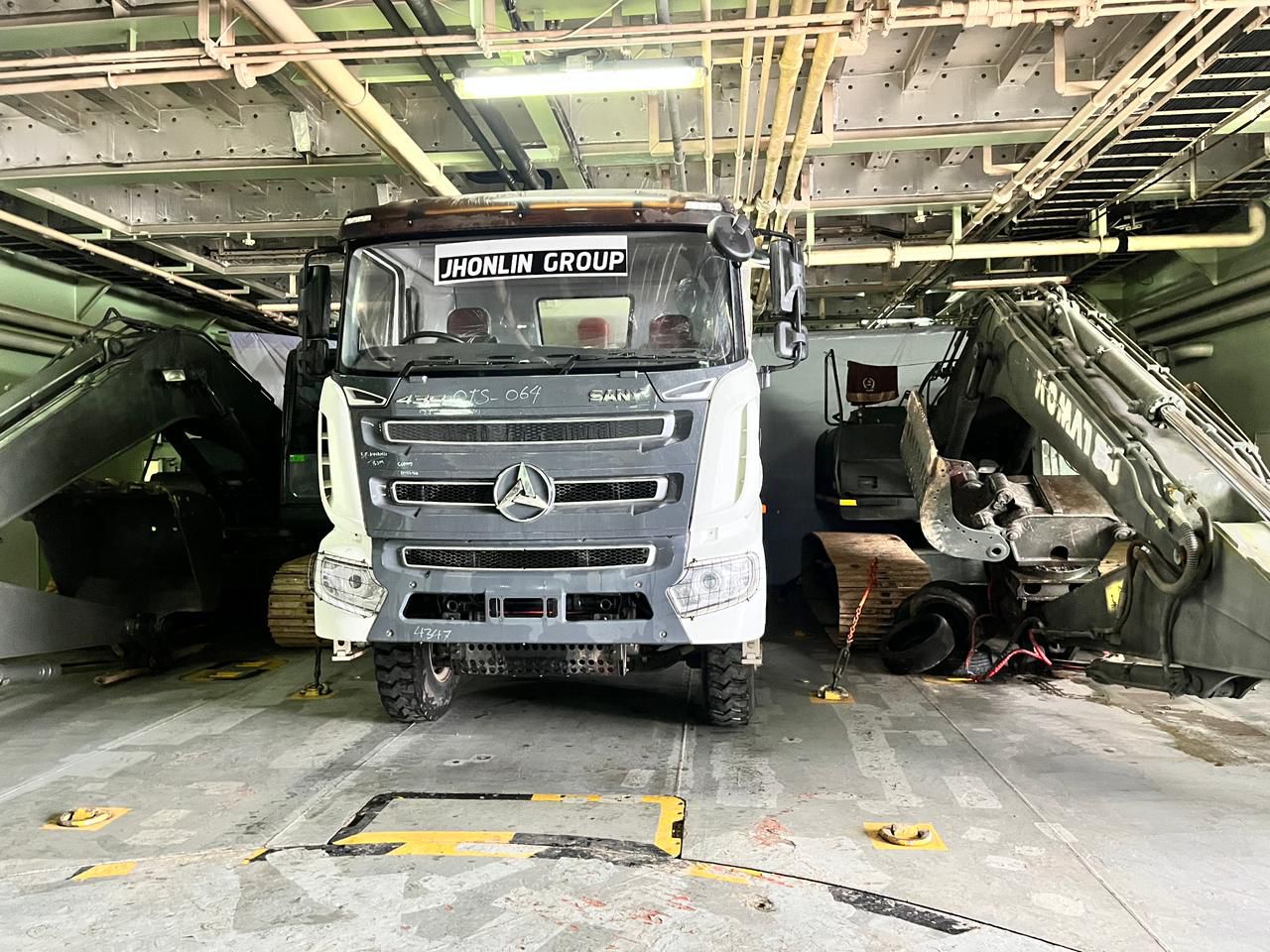 TNI AL Angkut Alat Berat Bantuan Aceh, KRI Surabaya-591 Tiba di Kotabaru