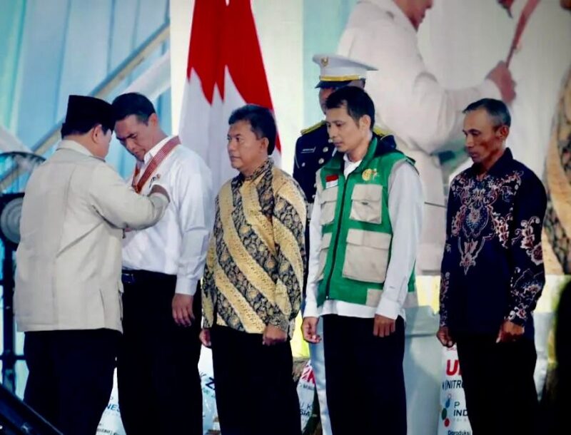 Presiden Anugerahkan Bintang Jasa Utama kepada Andi Amran atas Capaian Swasembada Pangan