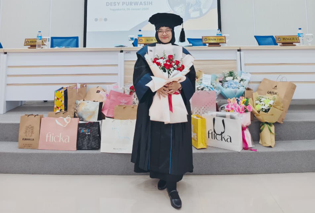 Lulus Suma Cum Laude, Putri Mantewe Tanah Bumbu Raih Gelar Doktor di Usia Muda