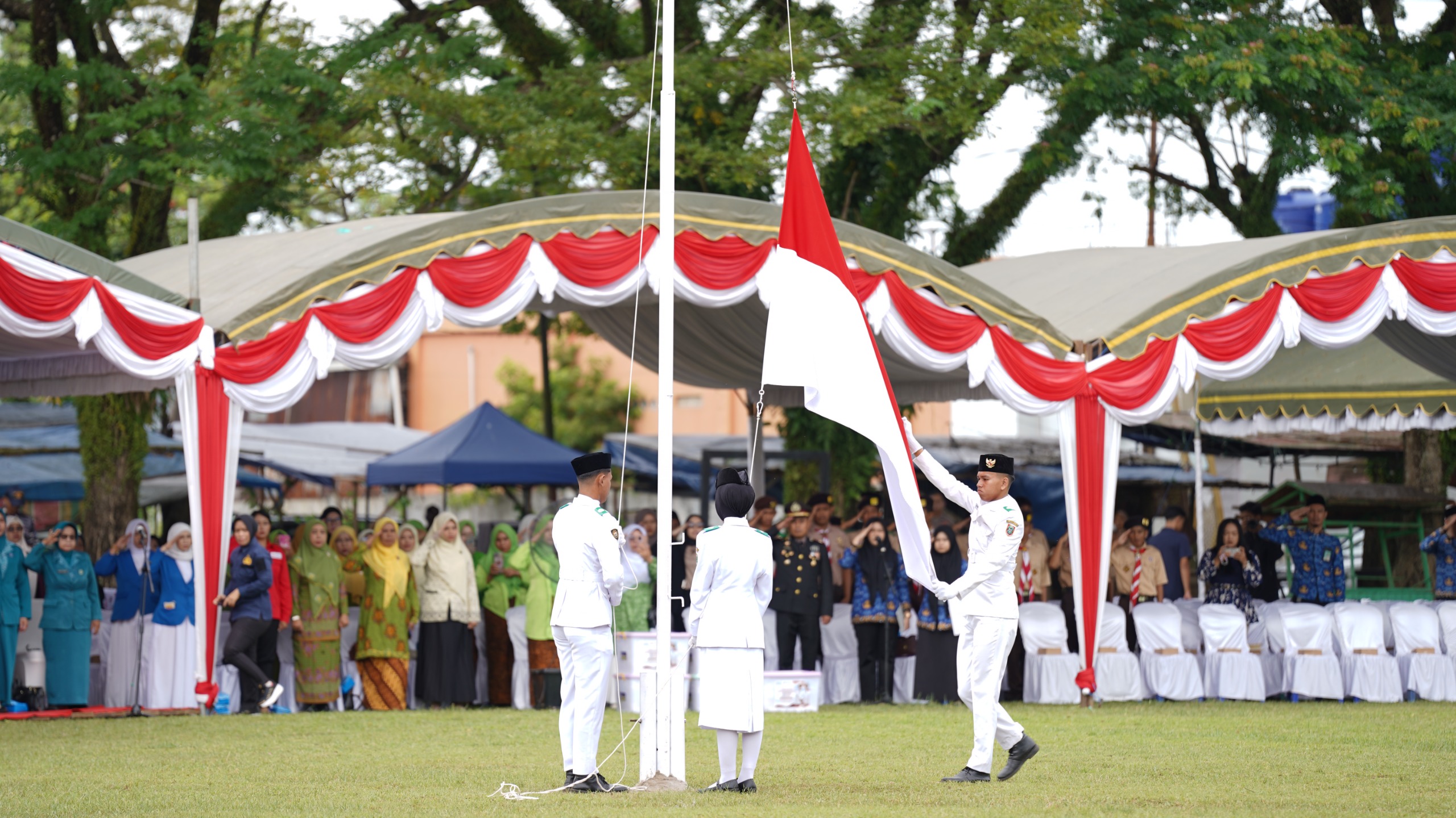 Pengibaran Bendera Sempurna, Paskibraka Tanah Bumbu Tampil Memukau di Pagatan