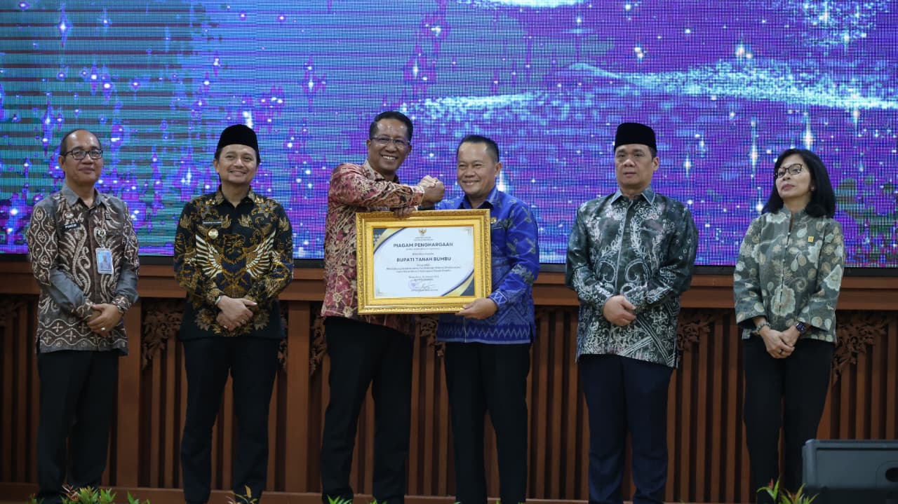 Dukung Pos Bantuan Hukum Desa, Bupati Tanah Bumbu Raih Penghargaan Nasional