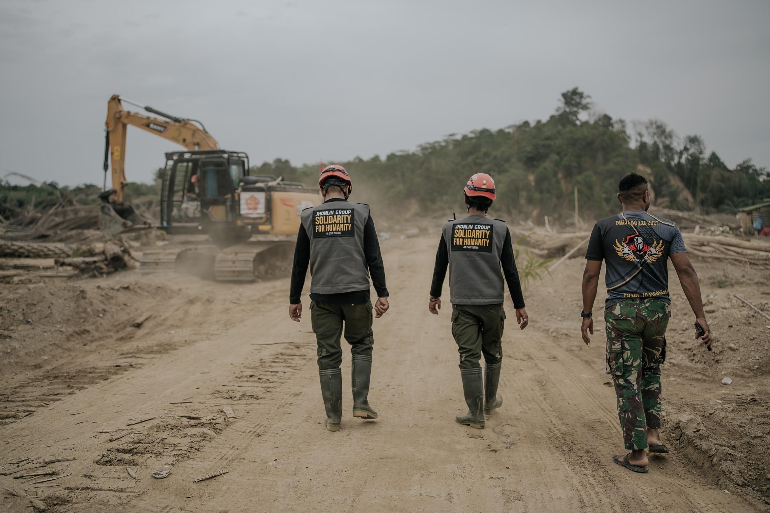 Alat Berat Jhonlin Group Buka Isolasi Kampung Sekumur Pasca Banjir Bandang