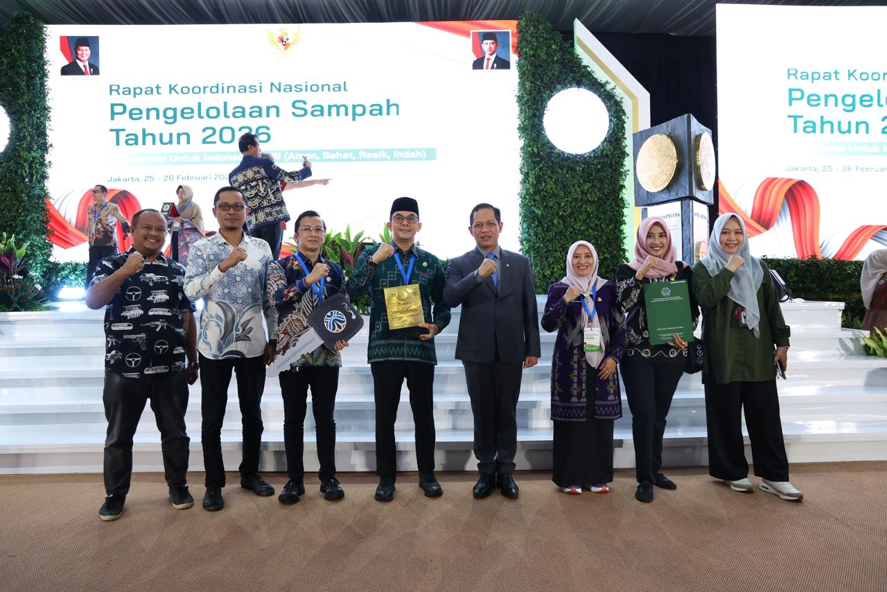 Andi Rudi Latif Terima Penghargaan Pengelolaan Sampah di Rakornas 2026