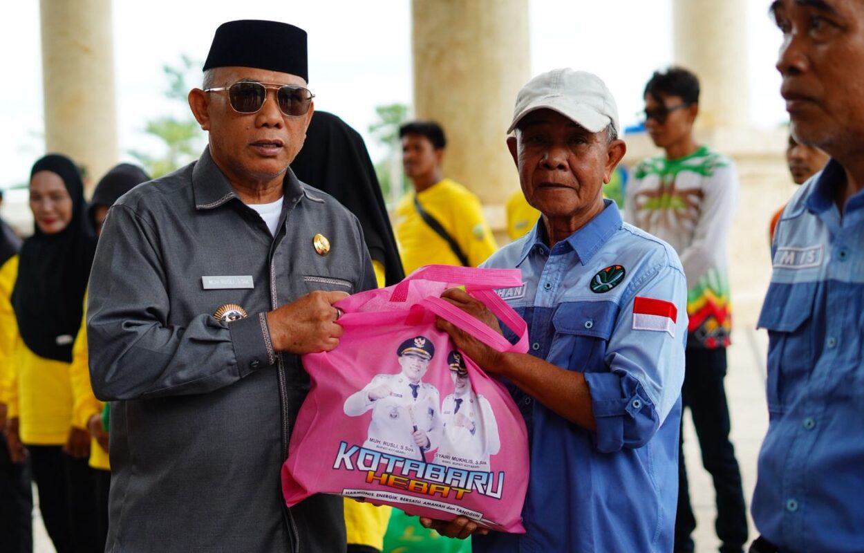 Apresiasi Petugas Kebersihan, Bupati Kotabaru Bagikan Sembako Jelang Lebaran