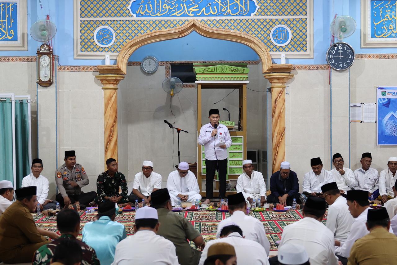 Tarawih Bersama di Karang Bintang, Pemkab Tanah Bumbu Serahkan Bantuan Masjid dan Santunan Lansia