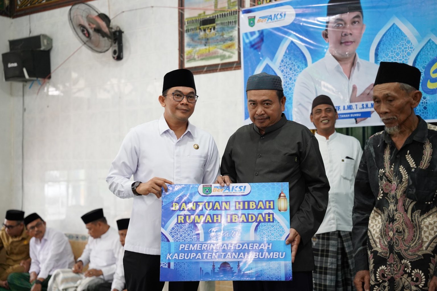 Buka Puasa Bersama Warga Mantewe, Bupati Andi Rudi Latif Salurkan Hibah Masjid dan Santunan