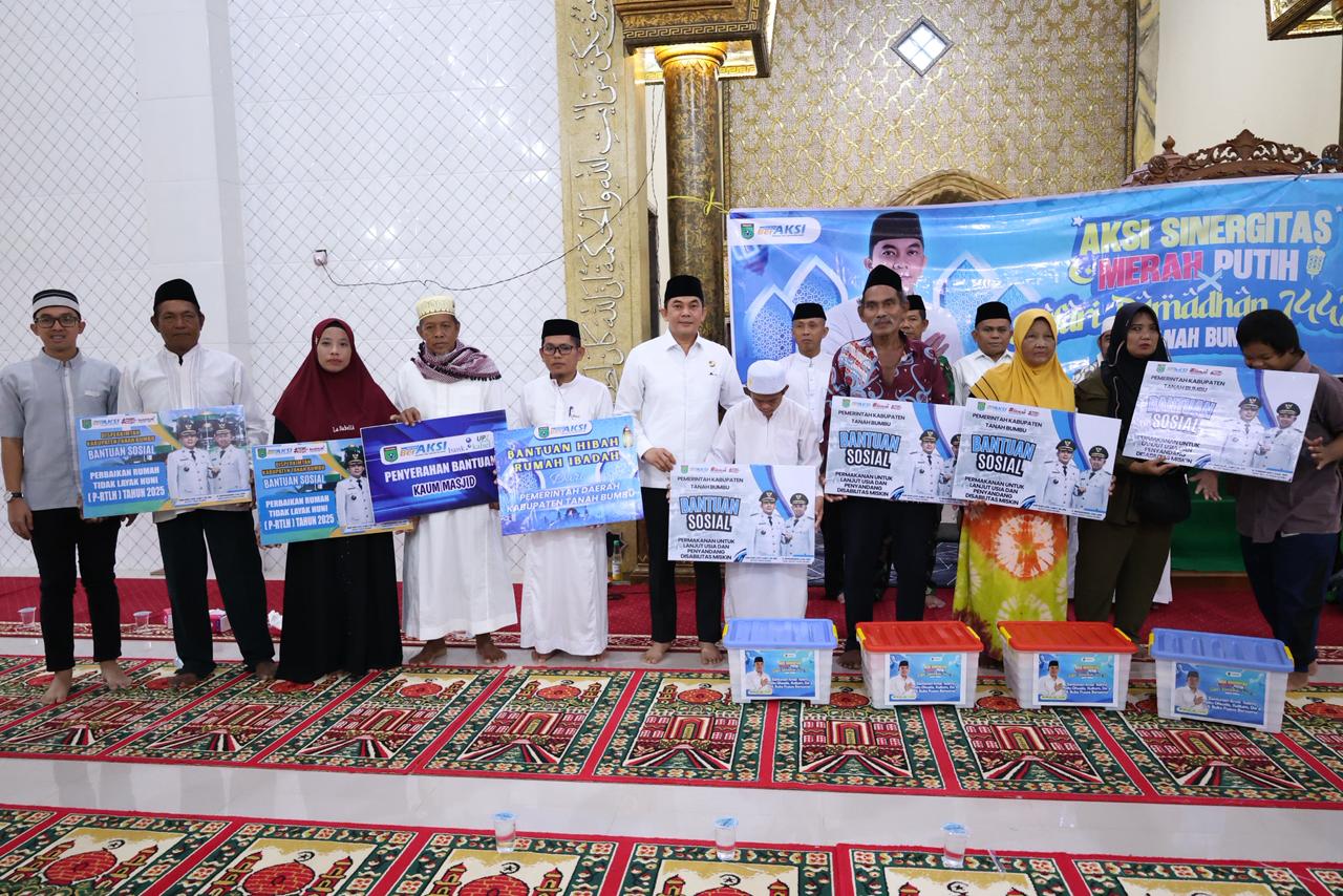 Pemkab Tanah Bumbu Salurkan Bantuan Sosial dan Kampanyekan Gerakan Lingkungan