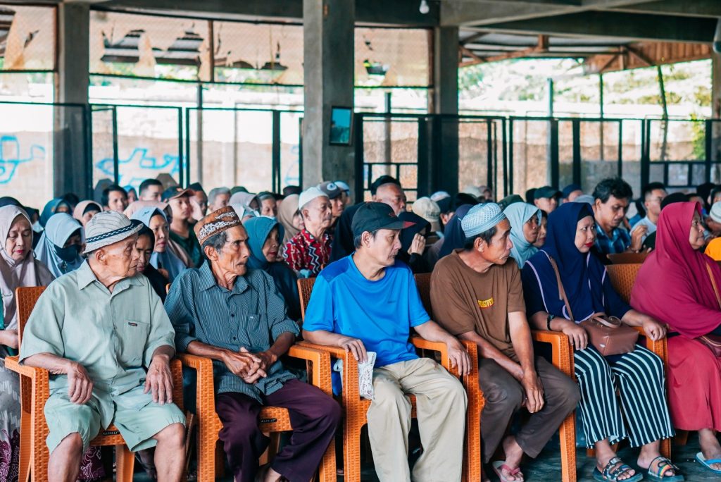 298 Warga Terima Bantuan, Erna Lisa Halaby Dukung Program Mentaos Peduli