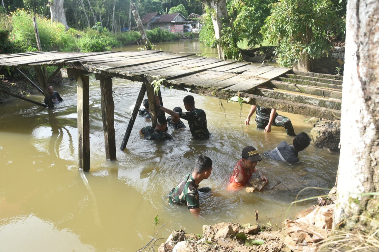 TNI dan Pemda Bangun Jembatan Akses di Batu Benawa