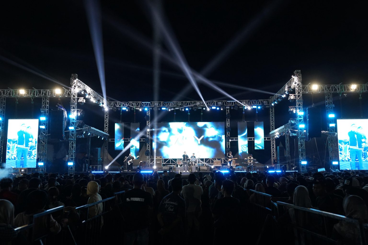 Mappanre Ri Tasi’e Semakin Meriah, Bupati Tanbu Duet Bareng Ady