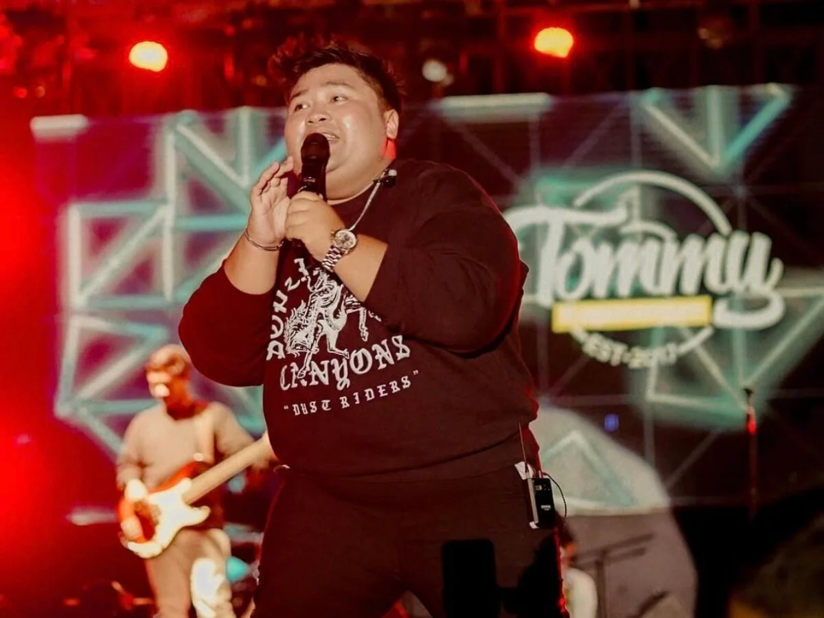 Senja Djingga dan Tommy Kaganangan Panaskan Panggung Pantai Pagatan